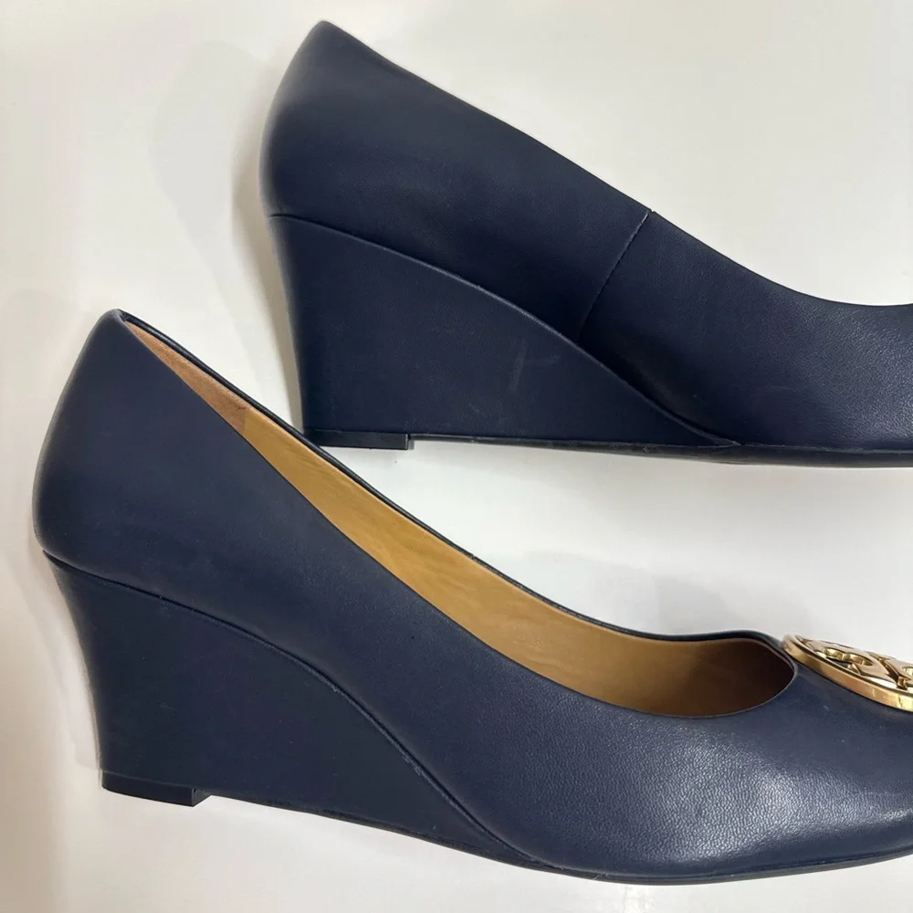Tory Burch‎ Chelsea 65 Wedge Pumps Navy Leather Gold Logo Size 9.5